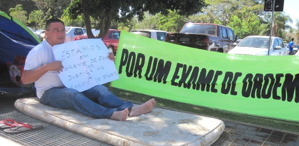 Antônio Gilberto da Silva, 47, faz greve de fome em frente à OAB em Brasília  - Edgard Matsuki/UOL