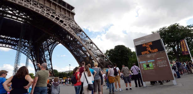 Pessoas fazem fila para visitar a torre Eiffel após o monumento ter sido evacuado durante a manhã de hoje - Miguel Medina/AFP