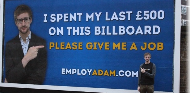 Adam Pacitti, 24, posa ao lado do outdoor em que pede emprego - Reprodução