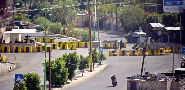 Acesso à embaixada dos EUA em Sana, capital do Iêmen, é bloqueado, depois de ameaças da Al Qaeda - Yahya Arhab/EFE/EPA