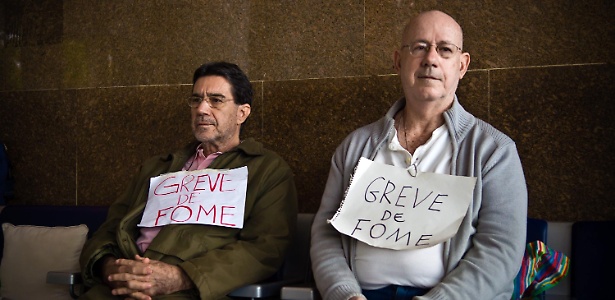 12.ago.2013 - Aeroviários aposentados fazem greve de fome no Aeroporto Santos Dumont, no Rio - Reynaldo Vasconcelos/Futura Press