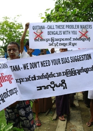 Manifestantes protestam em Rakhine (Mianmar) nesta segunda-feira (12) contra a visita de Tomas Ojea Quintana, enviado especial das Nações Unidas, para discutir violações de direitos humanos no país - Soe Zeya Tun/Reuters