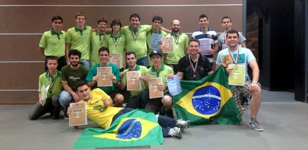 Delegação de universitários brasileiros que participaram de competição na Bulgária  - Divulgação/OBM
