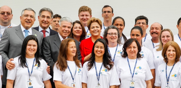 A presidente Dilma Rousseff (de vermelho) posa para foto com trabalhadores durante cerimônia de inauguração da nova fábrica de biotecnologia do Complexo Industrial Cristália, em Itapira (SP) - Roberto Stuckert Filho/PR