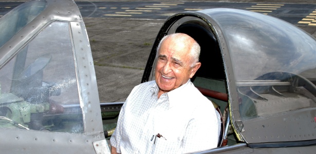 Foto de arquivo do brigadeiro do ar Rui Moreira Lima na cabine de um P-47, que morreu nesta terça-feira (13) - FAB/Divulgação
