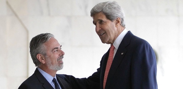 O ministro de Relações Exteriores, Antônio Patriota, recebe o secretário de Estado dos Estados Unidos, John Kerry, no Palácio do Itamaraty, em Brasília, nesta terça-feira (13)  - Fernando Bizerra/Efe