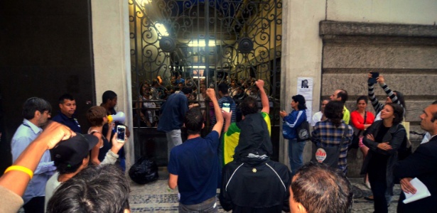 Manifestantes ocupam a frente da Câmara de Vereadores do Rio - Marcello Dias/Futura Press