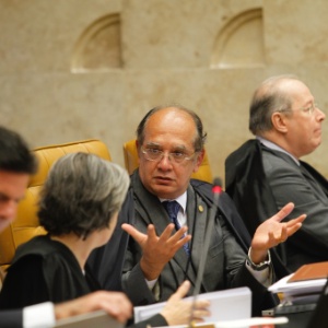 O ministro do STF (Supremo Tribunal Federal) Gilmar Mendes gesticula em sessão do julgamento do mensalão - Alan Marques/ Folhapress