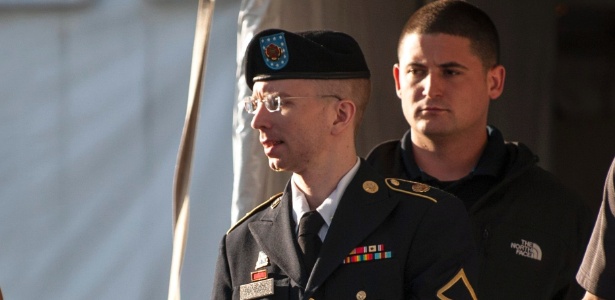 14.ago.2013 - O soldado americano Bradley Manning é escoltado para fora do tribunal após prestar depoimento, na fase de sentença do seu julgamento militar, em Fort Meade, Maryland - James Lawler/Reuters