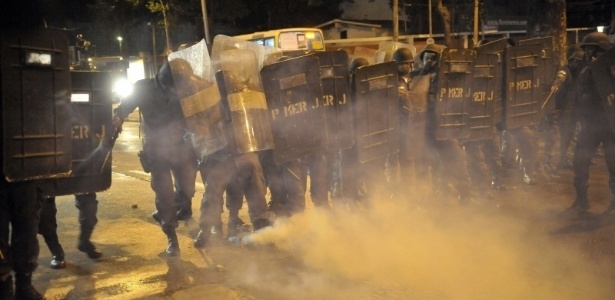 PMs lançam bombas de gás durante protesto contra o governador do Rio no bairro das Laranjeiras - Fernando Frazão/ABr