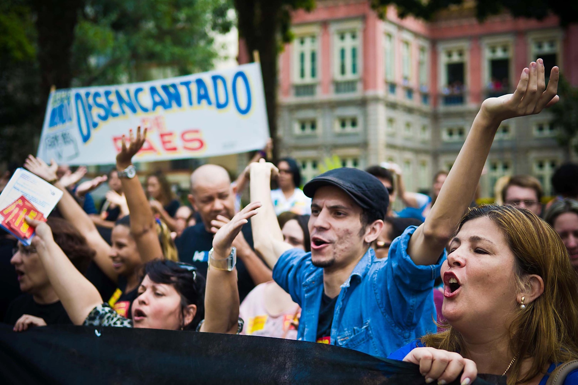 Cerca de 300 professores municipais fazem uma manifestação na manhã desta quarta-feira, 14, no Largo do Machado, na zona sul do Rio de Janeiro - Reynaldo Vasconcelos/Futura Press