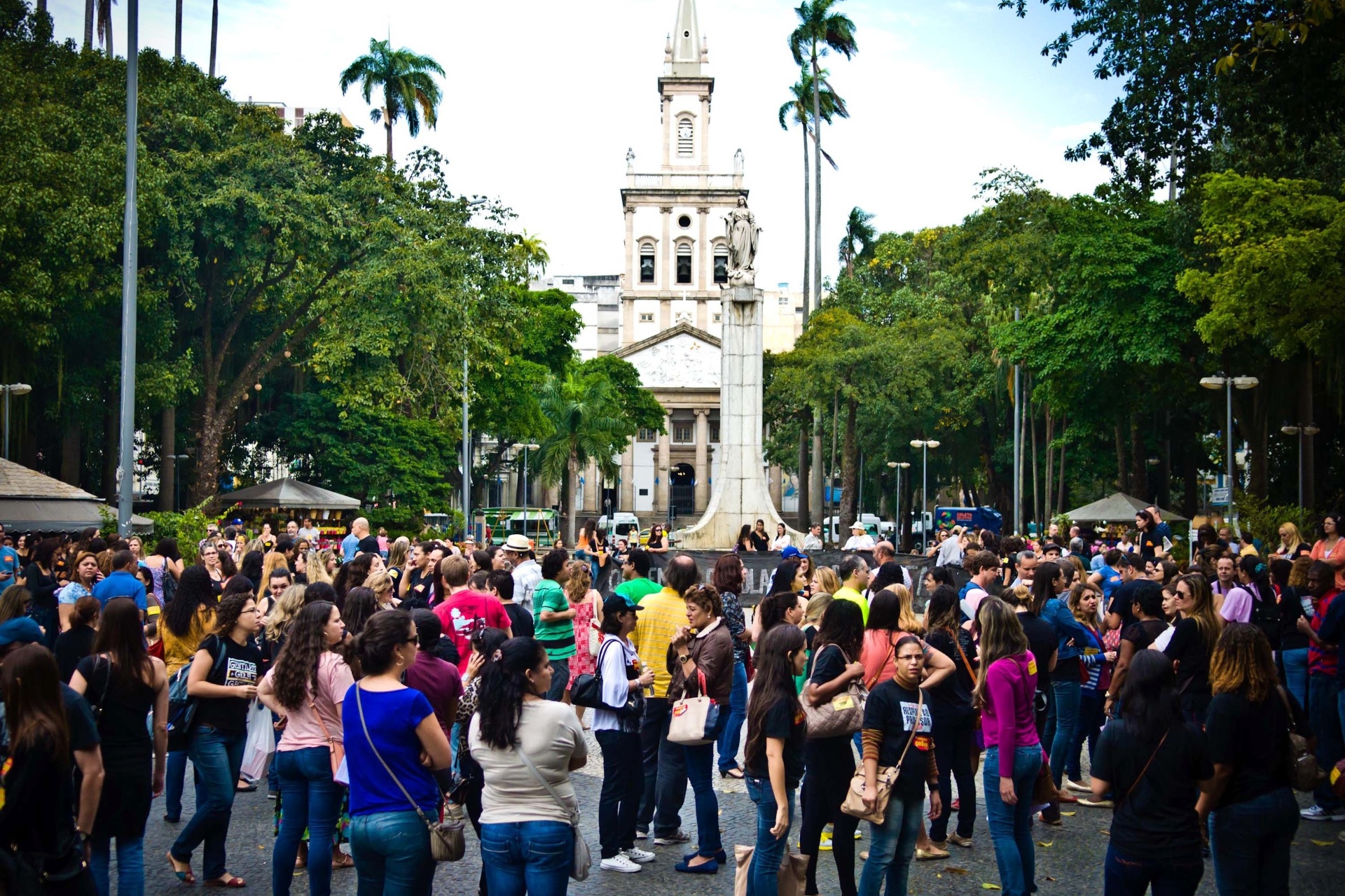 Cerca de 300 professores municipais fazem uma manifestação na manhã desta quarta-feira, 14, no Largo do Machado, na zona sul do Rio de Janeiro - Reynaldo Vasconcelos/Futura Press