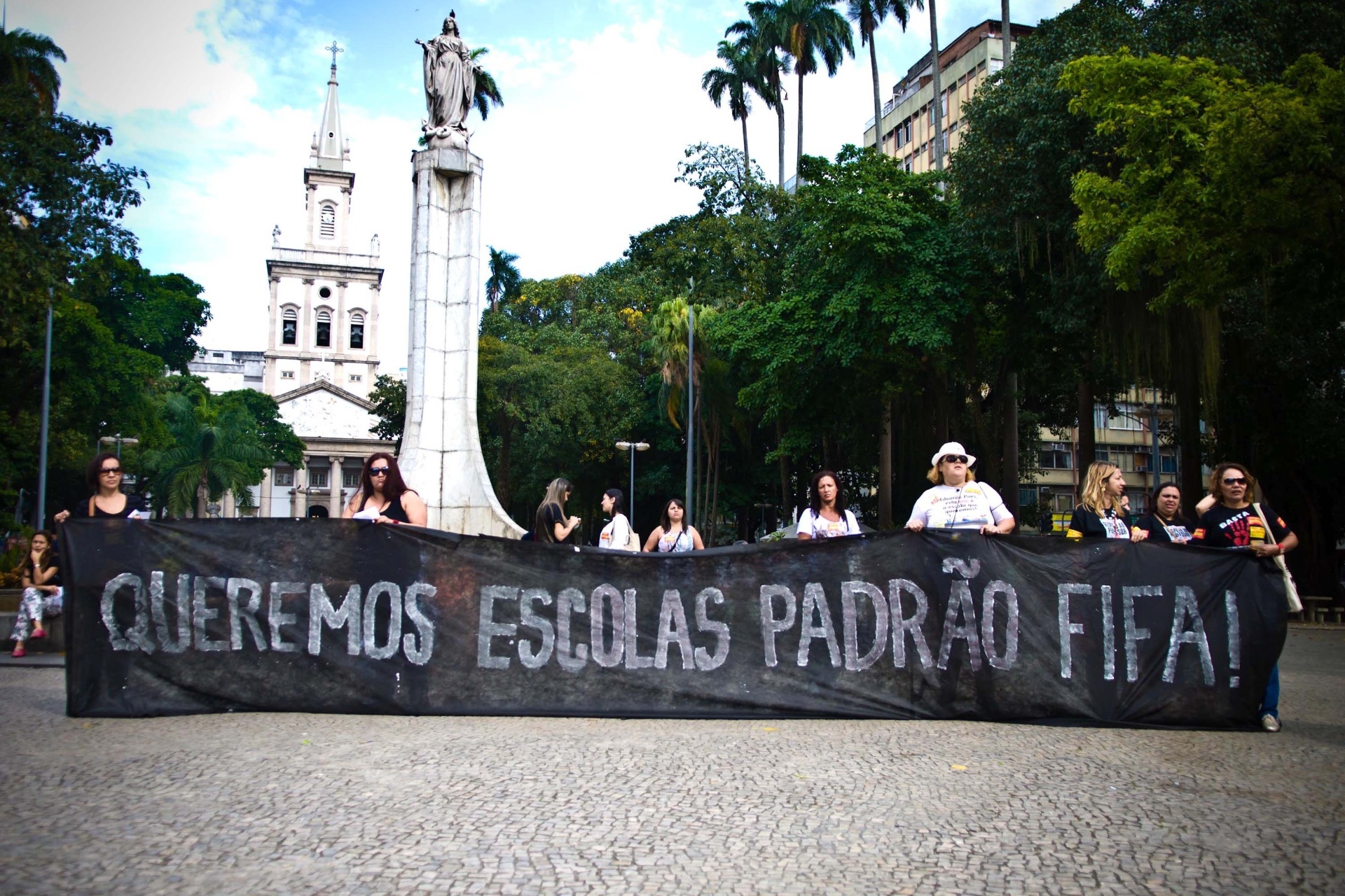 Cerca de 300 professores municipais fazem uma manifestação na manhã desta quarta-feira, 14, no Largo do Machado, na zona sul do Rio de Janeiro - Reynaldo Vasconcelos/Futura Press