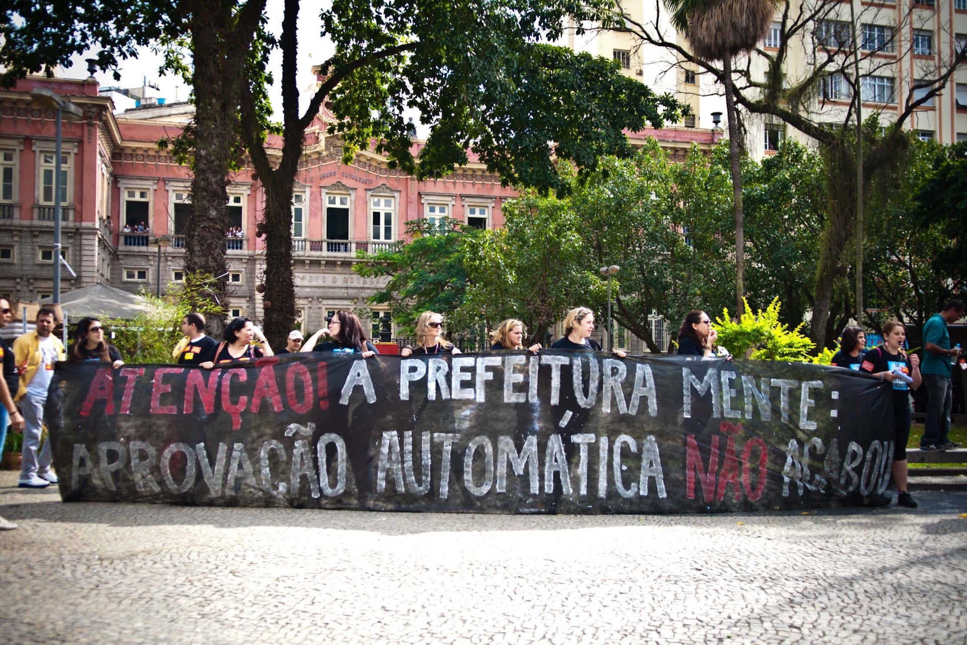 Cerca de 300 professores municipais fazem uma manifestação na manhã desta quarta-feira, 14, no Largo do Machado, na zona sul do Rio de Janeiro - Reynaldo Vasconcelos/Futura Press