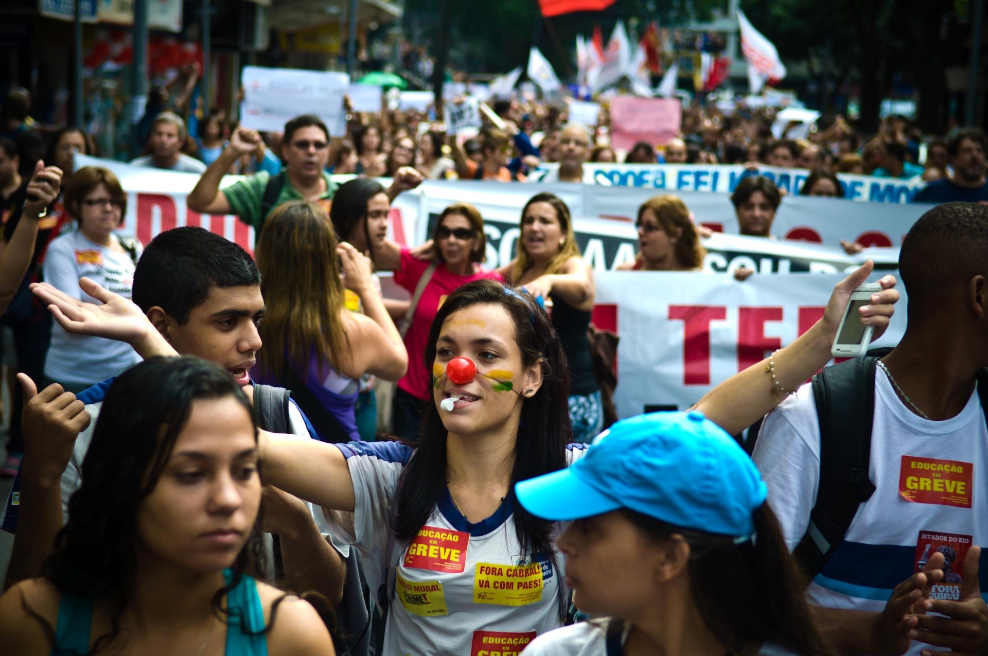 Professores estão neste momento fazendo uma passeata pela zona sul da cidade do Rio de Janeiro em direção ao Palácio da Cidade, sede oficial da prefeitura. Os manifestantes fizeram uma assembleia na manhã de hoje (14), no Largo do Machado, e decidiram caminhar até o palácio para tentar uma audiência com o prefeito Eduardo Paes - Reynaldo Vasconcelos/Futura Press