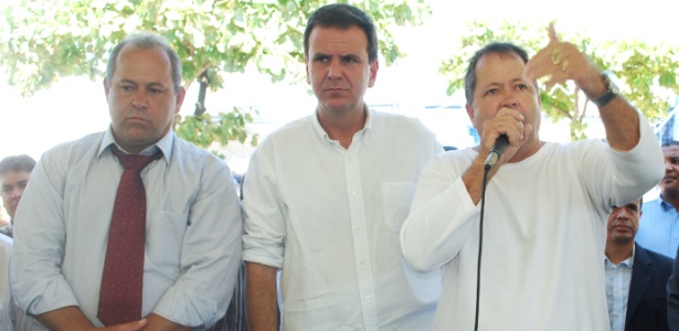 Chiquinho Brazão (à direita) e o irmão, o deputado estadual Domingos Brazão (à esquerda), participam de um evento na zona oeste do Rio ao lado do prefeito Eduardo Paes (centro). Os três são do PMDB - Divulgação/Flickr Domingos Brazão