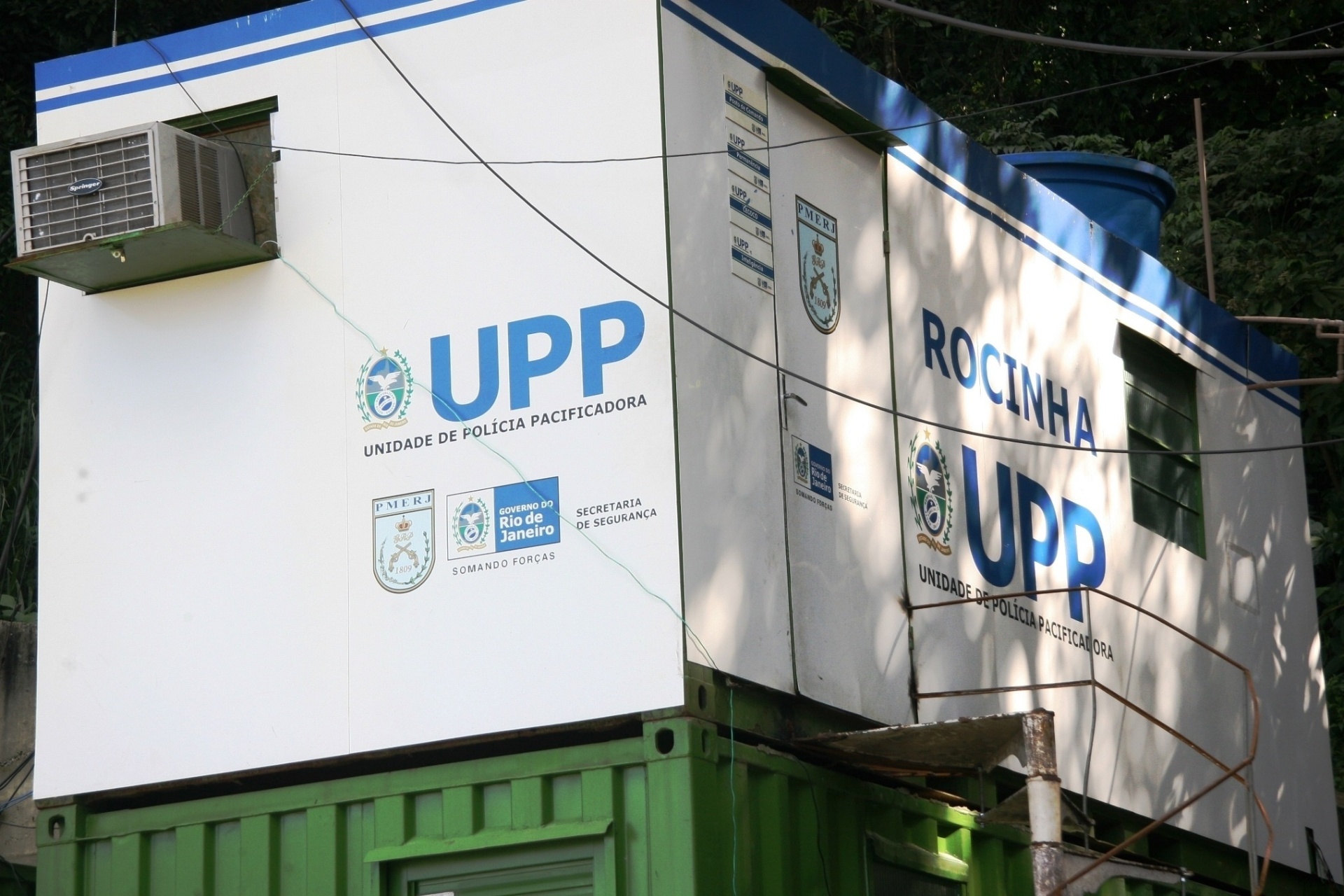 16.ago.2013 - Amarildo foi então levado à sede da UPP, em uma localidade conhecida como Portão Vermelho, no alto da comunidade. Segundo a versão da Polícia Militar, os agentes teriam confundido o pedreiro com um traficante da região e por isso o conduziram ao local. Depois da averiguação, a PM afirma ter liberado Amarildo. Desde então, ele nunca mais foi visto - Zulmair Rocha/UOL