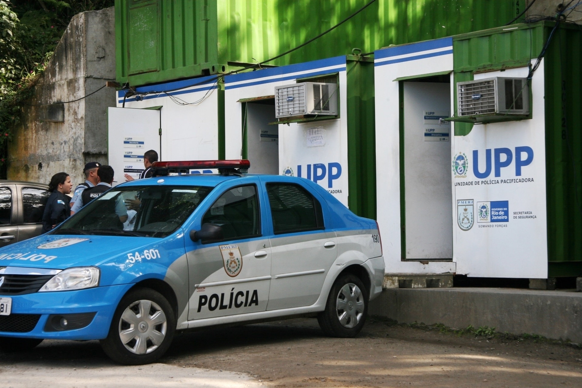 16.ago.2013 - Amarildo foi então levado à sede da UPP, em uma localidade conhecida como Portão Vermelho, no alto da comunidade. Segundo a versão da Polícia Militar, os agentes teriam confundido o pedreiro com um traficante da região e por isso o conduziram ao local. Depois da averiguação, a PM afirma ter liberado Amarildo. Desde então, ele nunca mais foi visto - Zulmair Rocha/UOL