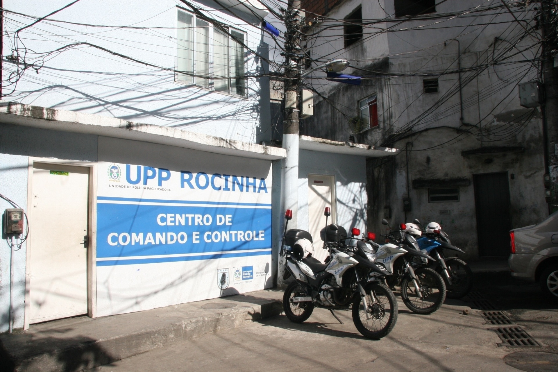 16.ago.2013 - Antes de desaparecer, Amarildo esteve no Centro de Comando e Controle da UPP Rocinha, localizado na rua 2. Sua mulher, Elizabete Gomes, aguardava do lado de fora, segundo vídeo que mostra os últimos passos de Amarildo antes do sumiço, no dia 14 de julho. Após deixar o posto da PM e entrar em uma viatura policial, o pedreiro foi levado para averiguação na sede da UPP - Zulmair Rocha/UOL