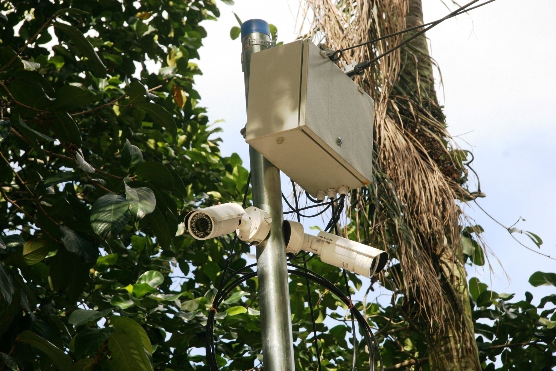 16.ago.2013 - No dia em que Amarildo desapareceu, não estavam funcionado apenas duas das várias câmeras que fazem parte de um circuito integrado de monitoramento existente na favela. Os equipamentos que não funcionavam eram exatamente os responsáveis por registrar a movimentação de entrada e saída da sede da UPP - Zulmair Rocha/UOL