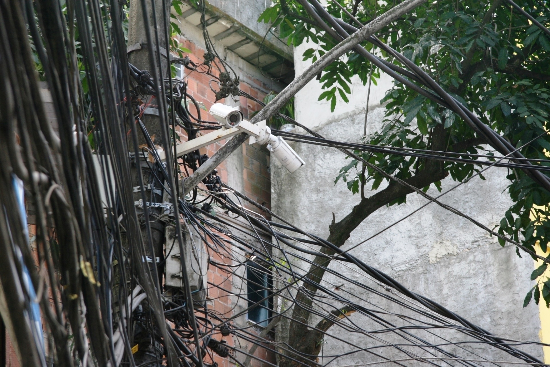 16.ago.2013 - No trajeto percorrido por Amarildo após deixar a sede da UPP, no alto da comunidade, em direção à Estrada da Gávea, a reportagem do UOL contabilizou oito câmeras instaladas em postes da comunidade - Zulmair Rocha/UOL