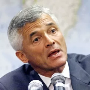 5.fev.2002 - O diplomata brasileiro Sérgio Vieira de Mello concede entrevista coletiva no Itamaraty, em Brasília, na época em que ocupava o cargo de chefe da administração transitória da ONU no Timor Leste. Vieira de Mello morreu no dia 19 de agosto de 2003 em um atentado à sede da organização em Bagdá - Marcia Gouthier/Folhapress - Marcia Gouthier/Folhapress
