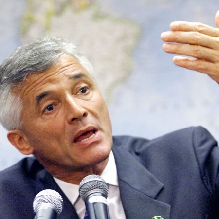 5.fev.2002 - O diplomata brasileiro Sérgio Vieira de Mello concede entrevista coletiva no Itamaraty, em Brasília, na época em que ocupava o cargo de chefe da administração transitória da ONU no Timor Leste. Vieira de Mello morreu no dia 19 de agosto de 2003 em um atentado à sede da organização em Bagdá - Marcia Gouthier/Folhapress - Marcia Gouthier/Folhapress