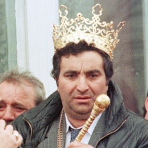 O romeno Florin Cioaba, em foto de 1997, se autoproclama "rei dos ciganos do mundo inteiro" após funeral do pai - Radu Sigheti/Reuters