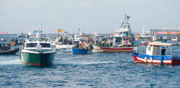 Cerca de 38 barcos navegaram próximo a Gibraltar para manifestar repúdio contra o governo britânico, que jogou blocos de concreto para evitar a pesca no local - 18.ago.2013 - Marcos Moreno/AFP