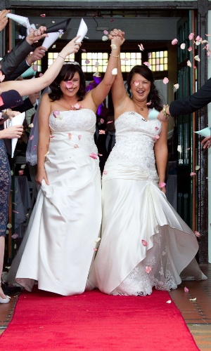 19.ago.2013 - Jess Ives (direita) e Rachel Briscoe comemoram após se casarem no Museu Rotorua, em Rotorua, na Nova Zelândia. Mais de 30 casais homossexuais disseram 