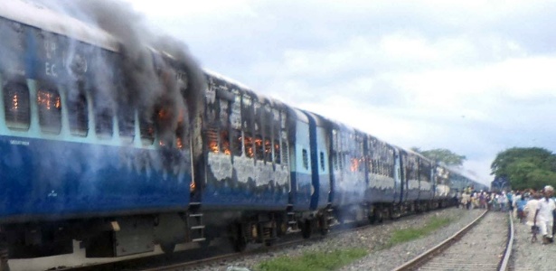 Trem é incendiado por multidão enfurecida após atropelar e matar ao menos 37 peregrinos na Índia - AFP