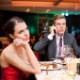 encontro chato, homem falando ao celular num encontro, restaurante - Thinkstock