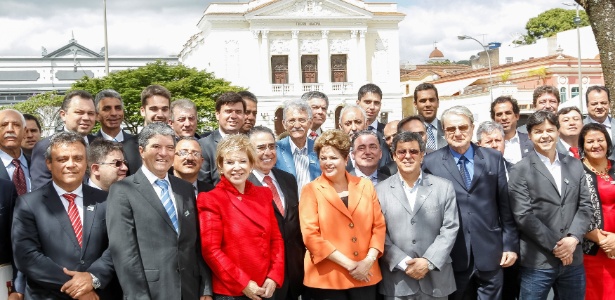 Dilma posa para foto com prefeitos durante cerimônia de anúncio da seleção de obras do "PAC Cidades Históricas", em São João del-Rei (MG) - Roberto Stuckert Filho/Info Planalto