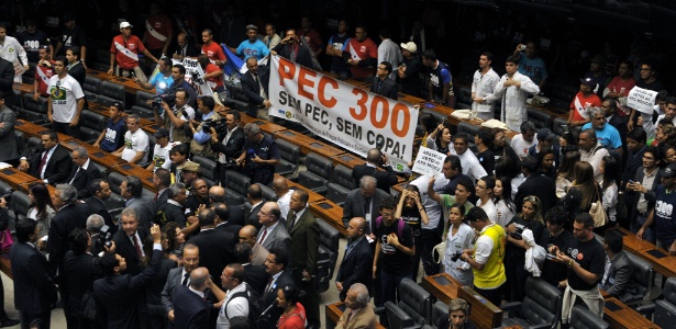 Dezenas de manifestantes invadiram, no final da tarde desta terça-feira (20), o plenário da Câmara, local onde as votações são realizadas e onde é permitida apenas a presença de deputados - Zeca Ribeiro / Câmara dos Deputados