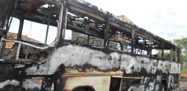 Ônibus utilizado para transportar estudantes para a Escola Estadual Indígena da Serra do Padeiro; veículo foi incendiado no último sábado (17) - Divulgação