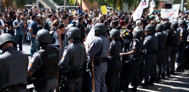 Durante os protestos que vêm ocorrendo quase diariamente no Rio de Janeiro desde junho, o policiamento é reforçado - Reynaldo Vasconcelos/Futura Press