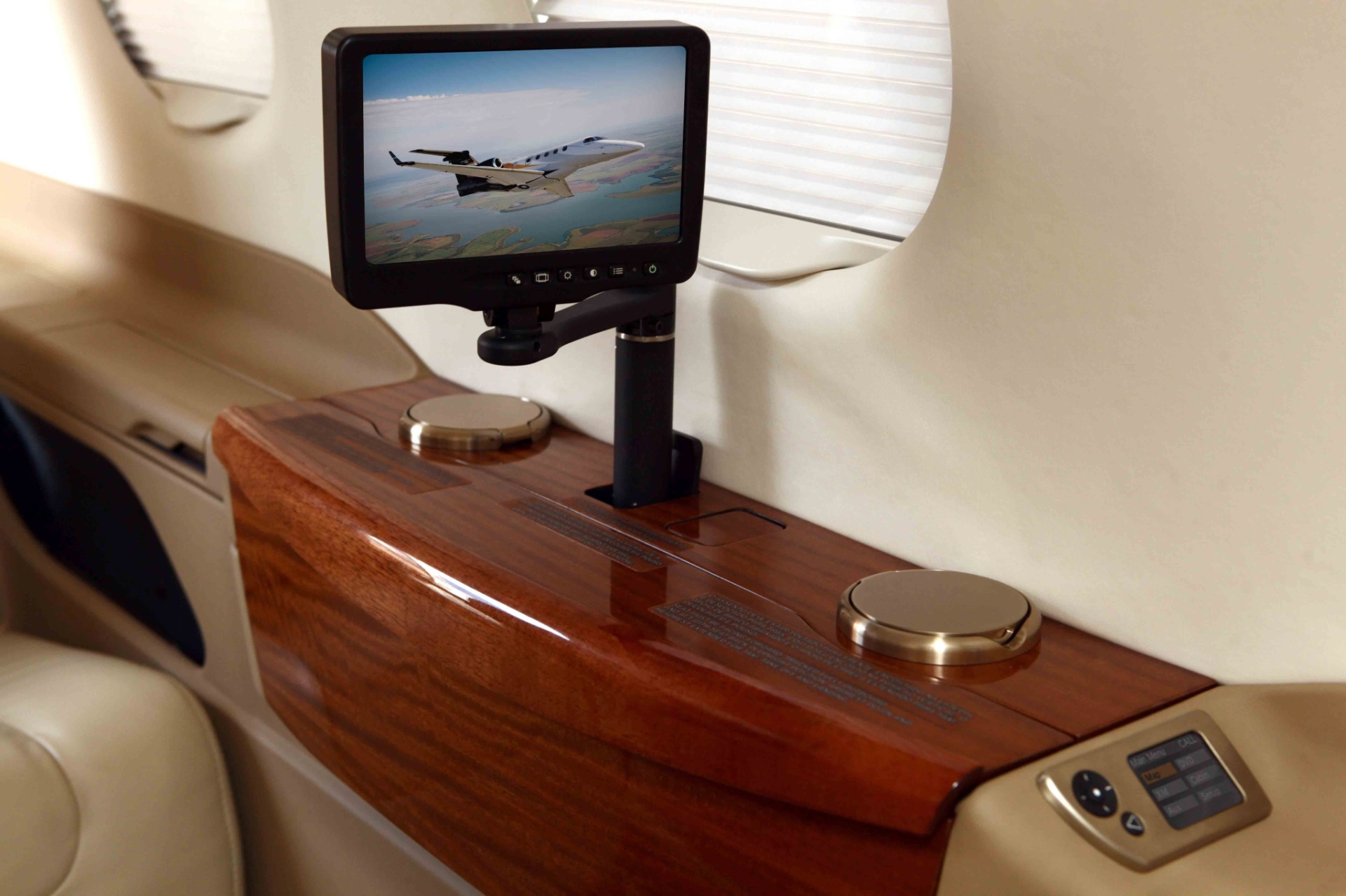 Empresários do agronegócio muitas vezes se deslocam entre fazendas muito distantes; para aumentar o conforto durante os deslocamentos, o Phenom 300 oferece tela de vídeo individual para os passageiros - Embraer/Divulgação