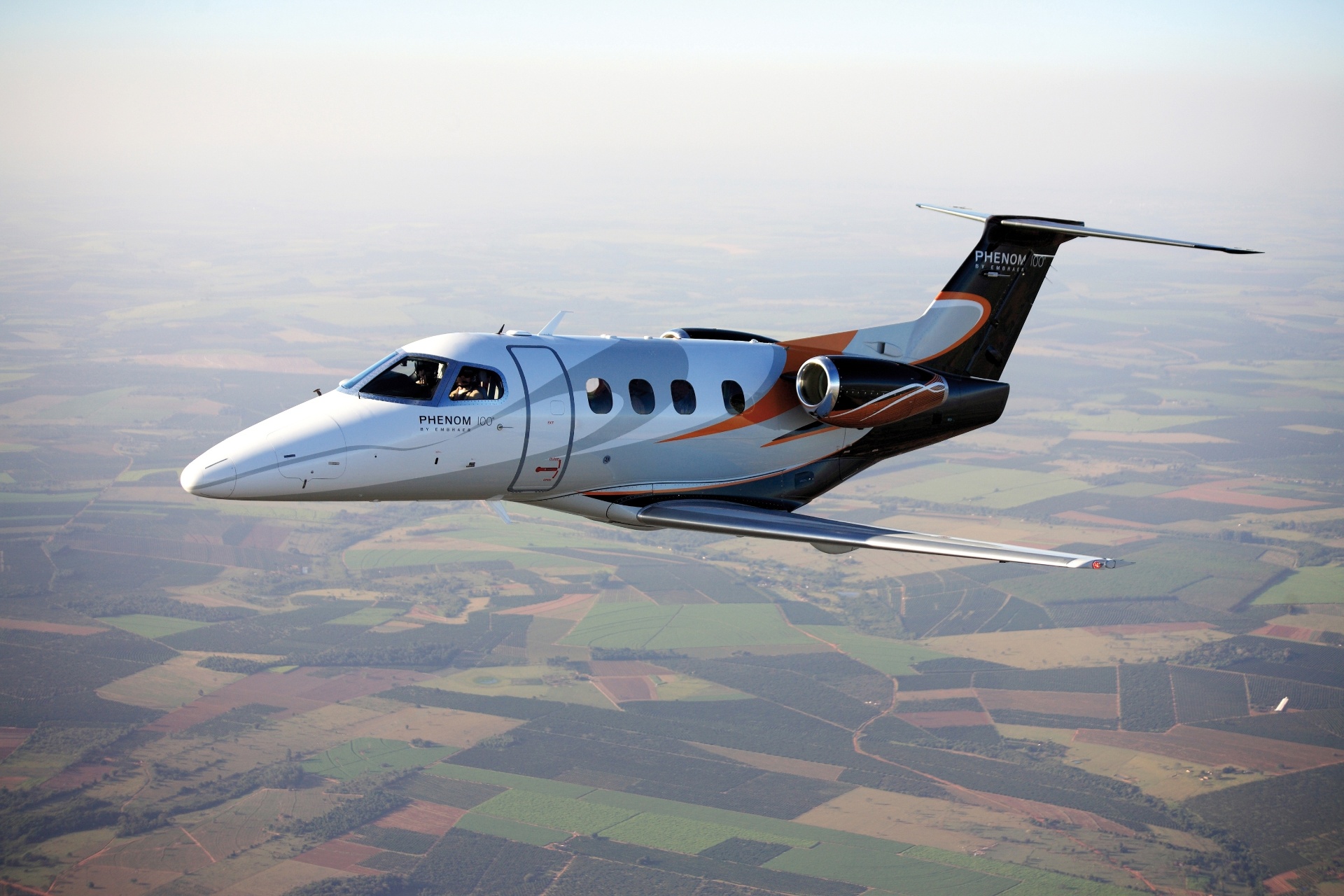 A autonomia da aeronave é uma questão importante para os profissionais do agronegócio; o Phenom 100, da Embraer, consegue viajar de São Paulo a Recife sem paradas, em velocidade de até 720 km/h - Embraer/Divulgação