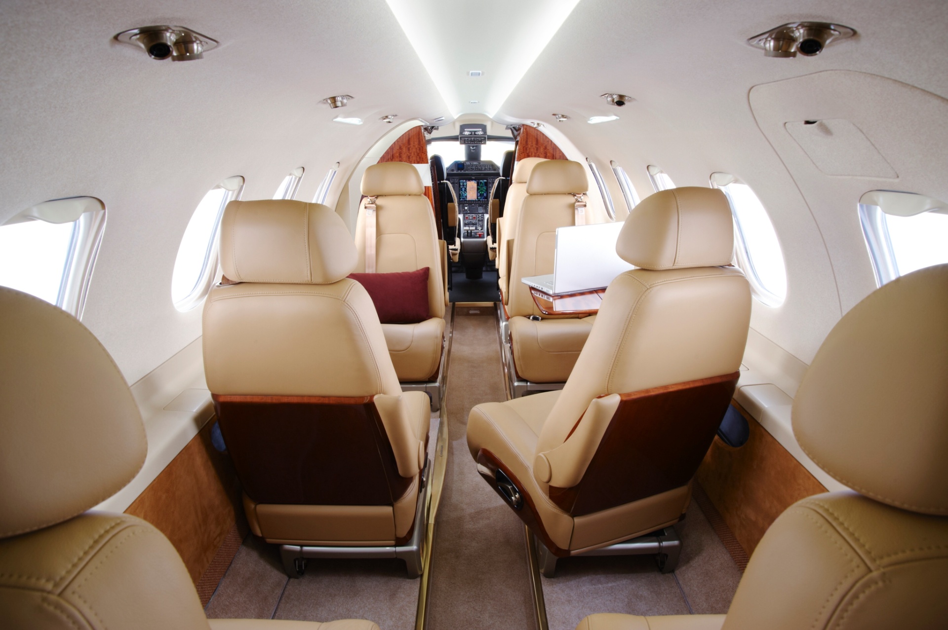 Interior do Phenom 300, jato executivo da Embraer, com capacidade para oito ocupantes; dos jatos que a empresa vende no país, 13% vão para empresários do agronegócio - Embraer/Divulgação