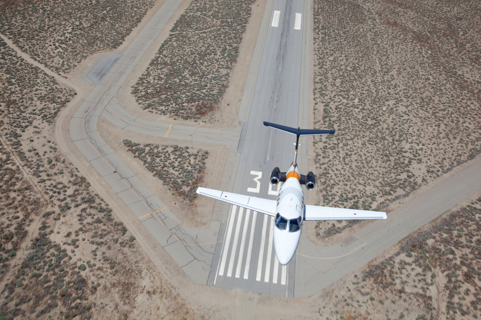 Para decolar, o Phenom 100 precisa de pistas pavimentadas de 900 metros; para pousar, de 823 metros - Embraer/Divulgação