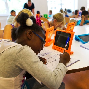 21.ago.2013 - Alunos utilizam tablets no primeiro dia de aula da primeira unidade do Colégio Steve Jobs, em Sneek, no norte da Holanda - Michael Kooren/Reuters