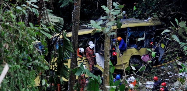 21.ago.2013 - Equipes de resgate da Malásia resgatam passageiros após um ônibus cair em um barranco de 60 metros perto da montanha Genting Highlands, perto da capital Kuala Lumpur - AFP