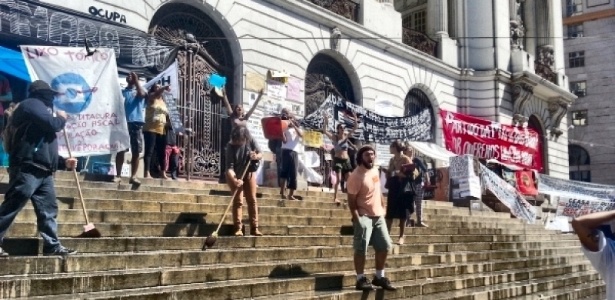 Manifestantes cantam e lavam as escadarias da Câmara Municipal do Rio momentos antes da desocupação - Hanrrikson de Andrade/UOL