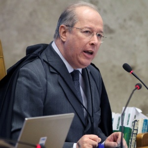 O decano do STF, ministro Celso de Mello, que dará o voto definitivo sobre o cabimento ou não dos embargos infringentes no julgamento do mensalão - Roberto Jayme/UOL