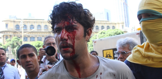 Manifestante é agredido durante briga nesta quinta-feira (22), no entorno da Câmara dos Vereadores do Rio - Kátia Carvalho/Estadão Conteúdo