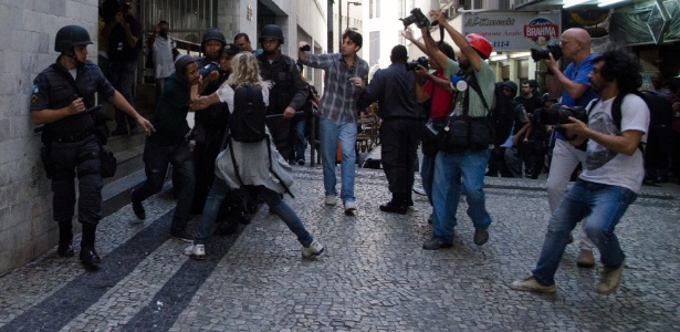 Manifestantes contrários à composição da CPI dos Ônibus e um grupo de cerca de 20 pessoas a favor brigaram próximo à Câmara - Kátia Carvalho/Estadão Conteúdo