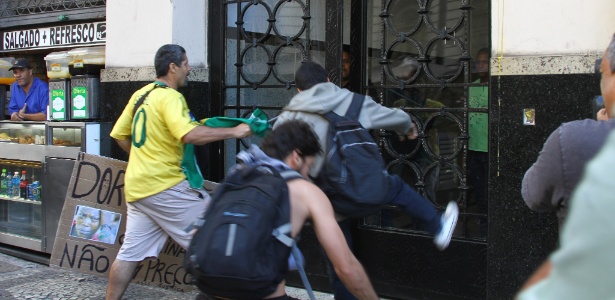 Manifestantes contrários à composição da CPI dos Ônibus e um grupo de cerca de 15 pessoas chegaram a se agredir próximo à Câmara - Kátia Carvalho/Estadão Conteúdo