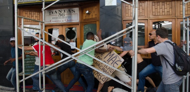 Mais cedo, manifestantes contrários à composição da CPI dos Ônibus e um grupo de cerca de 15 pessoas brigam próximo à Câmara de Vereadores do Rio - Erbs Jr./Frame/Estadão Conteúdo