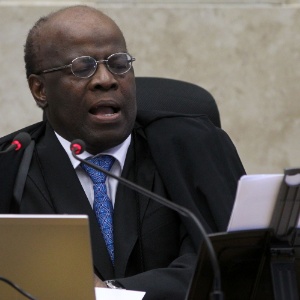 22.ago.2013 - O ministro Joaquim Barbosa, presidente do STF (Supremo Tribunal Federal) em sessão do julgamento do mensalão - Roberto Jayme/UOL