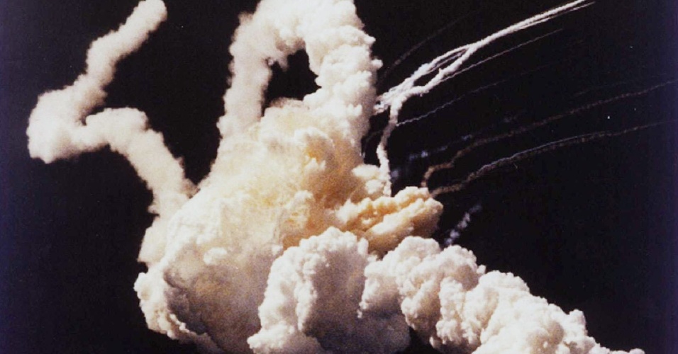 22.ago.2013 - O ônibus espacial Challenger se desintegrou no ar 73 segundos após ser lançado do Centro Espacial Kennedy, no Cabo Canaveral, na Flórida, sudeste dos Estados Unidos, no dia 28 de janeiro de 1986. Os sete tripulantes, entre eles astronautas da Nasa (Agência Espacial Norte-Americana) e uma professora, morreram com a explosão causada por uma falha